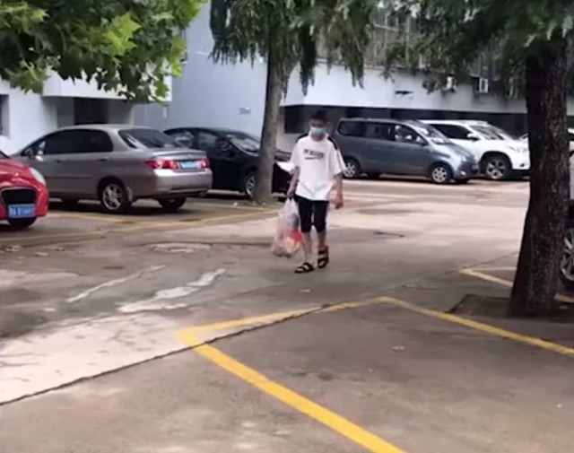 哥哥|山东一妈妈让哥哥带弟弟,回来却用塑料拎着,网友提了个西瓜