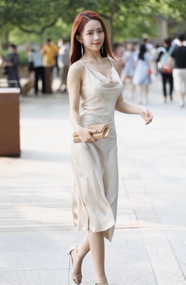 连衣裙 米白色绸缎连衣裙搭配高跟鞋,干净优雅,清纯灵动