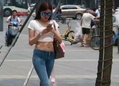 肚子 凶猛,这么紧身的牛仔裤还得往里推,网友尴尬的癌症已经犯了