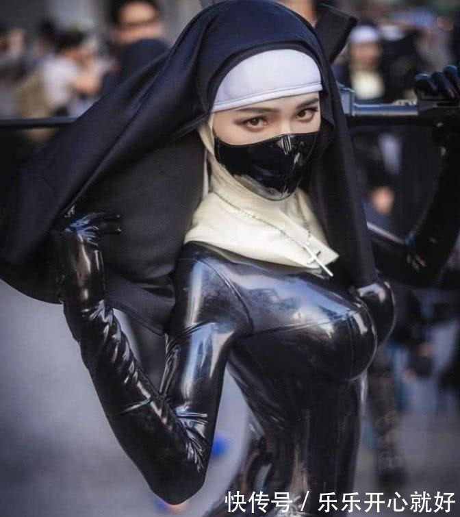 皮衣|漫展现“皮衣修女”, 紧身皮衣尽显身材, 不料却被“翘tun”抢镜!