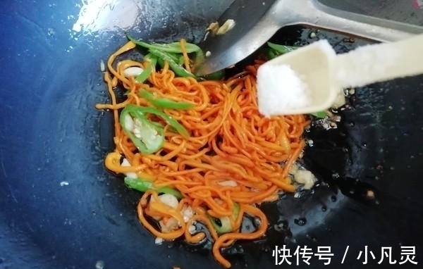 宝宝们|西红柿别再炒蛋了，鸡蛋这样炒，没上桌就抢光，好多人有钱买不到
