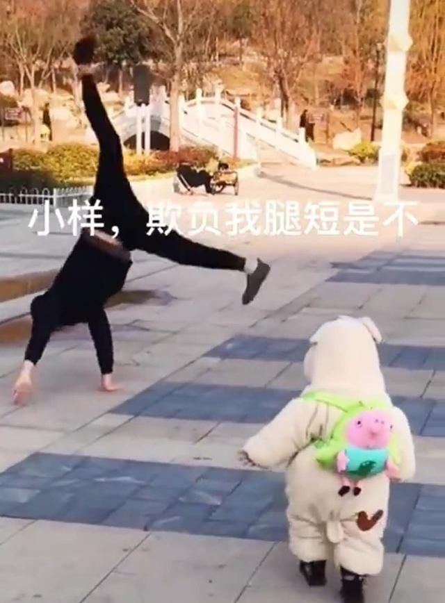 爸爸在宝宝面前翻跟头,宝宝不甘示弱,当宝宝翻倒在地时妈妈笑喷