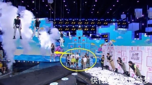虞书欣|虞书欣被迫吊威亚！看到她升到半空后，谁注意黄明昊的眼神