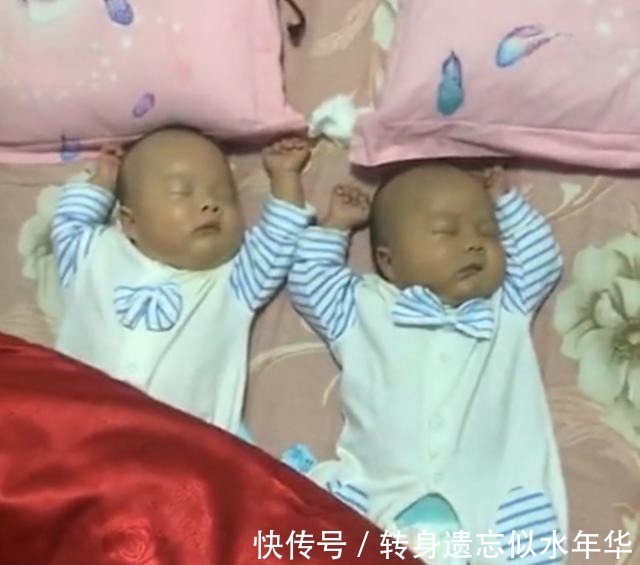 被子|爸爸带双胞胎儿子睡觉,父子三人姿势神同步,网友亲生的没跑了