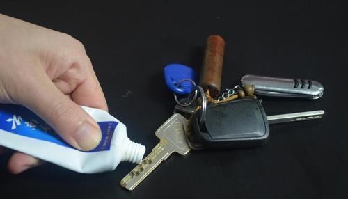 锈迹|在钥匙上涂点牙膏真厉害, 10个家庭9个都需要, 早点知道就好了