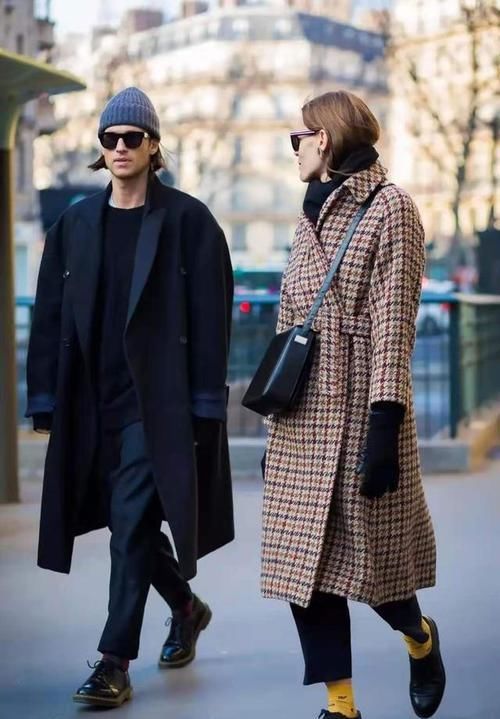 露脚踝已经失宠了，今冬“露袜”是真流行！瞧潮人搭配，美到发光