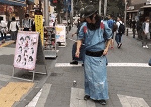 |搞笑GIF:大哥你带着两个美女跑起来,真像个三百斤的胖子