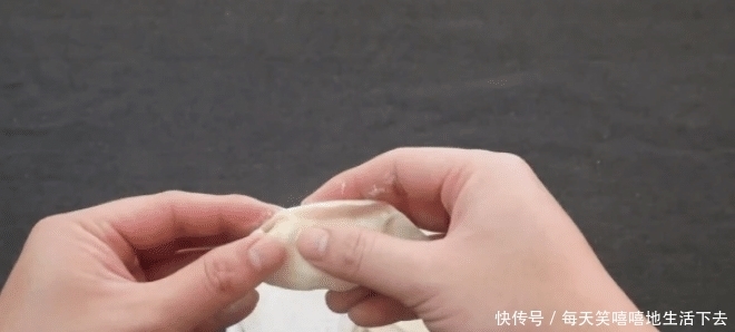 原来包饺子这么简单,一折二折三折就是一个饺子,只需三下就搞定