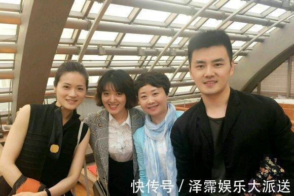 《新聞聯(lián)播》33歲新主持嚴(yán)於信，琴棋書畫樣樣精，戴鉆戒名草有主