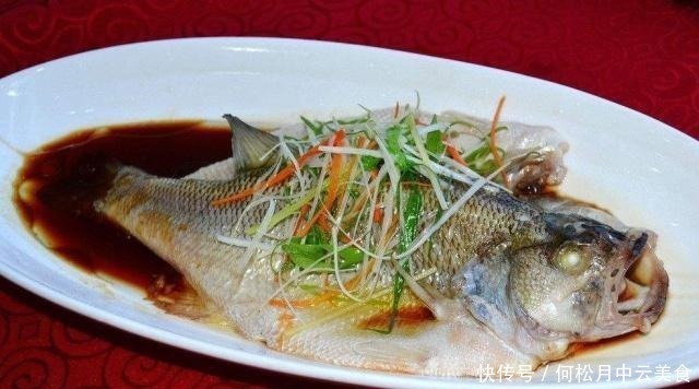 清蒸鱸魚時,先淋醬油還是先淋豉油多加一步,魚肉鮮嫩入味