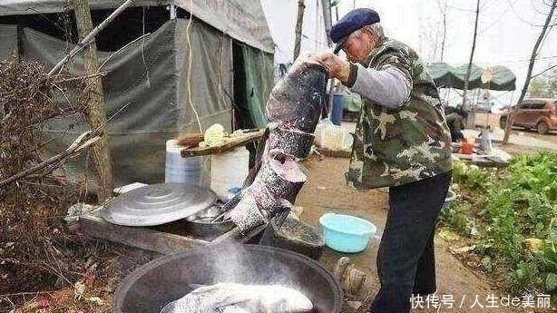 大叔用两条鱼搞定20人工作餐, 20分钟后端上桌大家都看傻眼了!