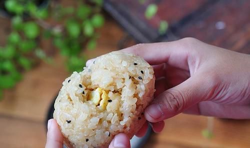  儿子|米饭新做法，儿子着了迷，天天吃不够，5分钟上桌，我特乐意做！