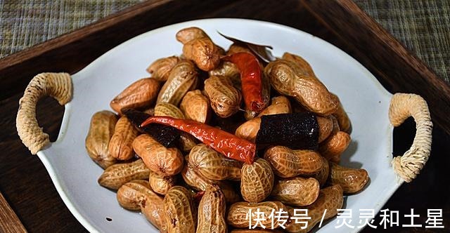 滋味|做水煮花生,只加盐是大错特错!多加这“4样”,花生更香更入味!