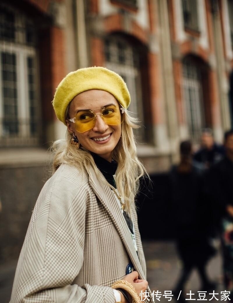 搭配 女人过了35岁打扮嫩点,穿大衣别戴毛线帽,彩色贝雷帽才高级