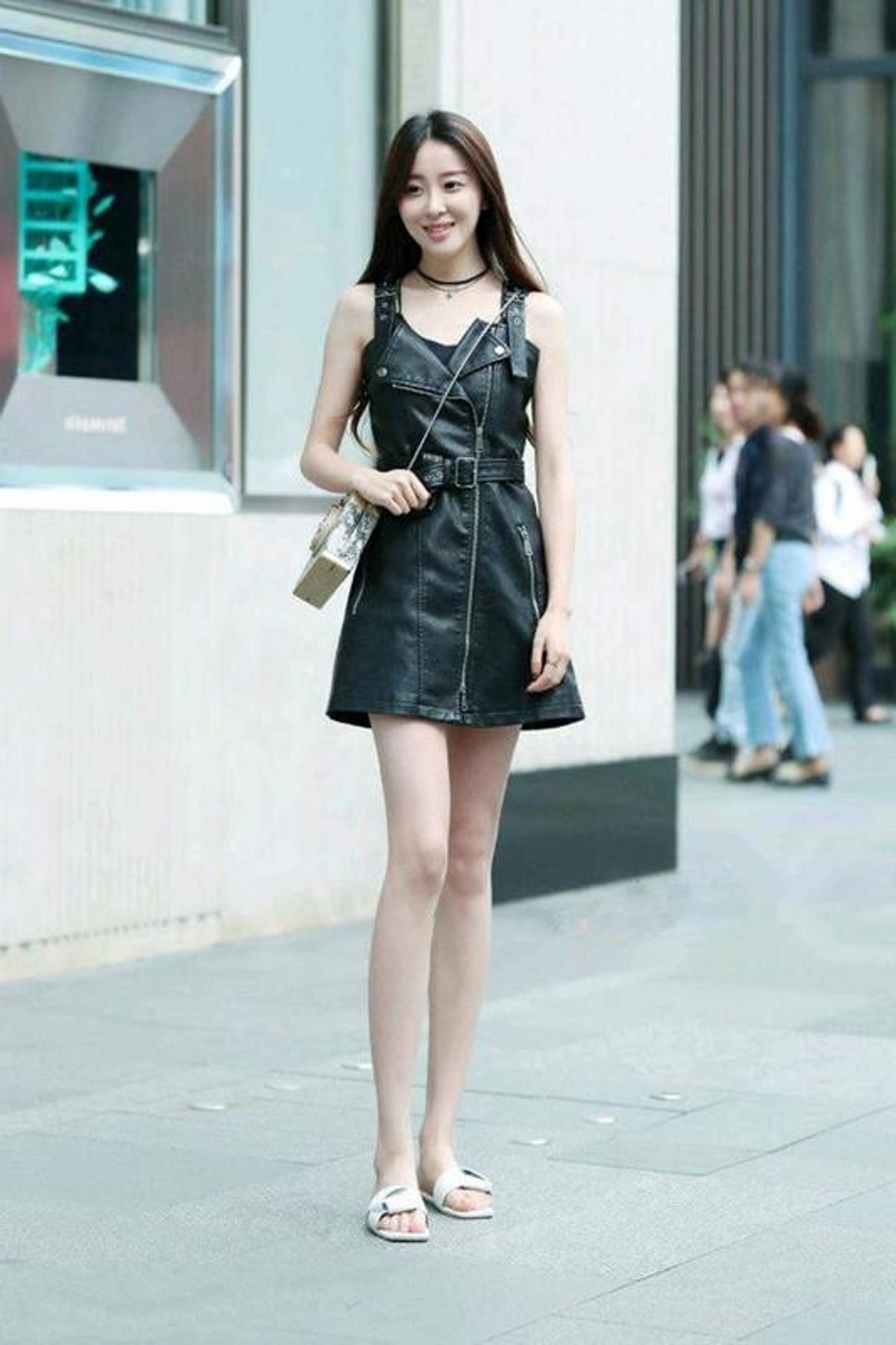 上衣|美女一件橘黄色的长袖抹胸上衣,洋溢着青春的气息