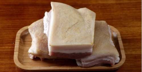  这样烧红烧肉好吃，小火慢炖是窍门，吃起来肥而不腻，入口即化