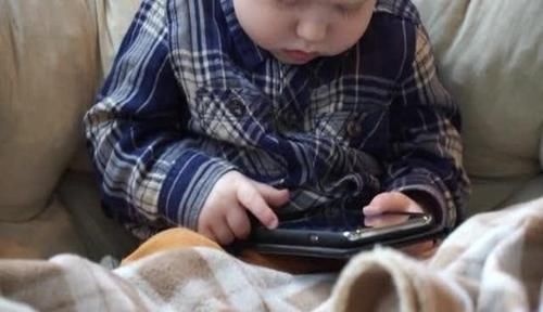 小丽|4岁宝宝天天看手机,聪明奶奶用这招很有效,值得家长们借鉴