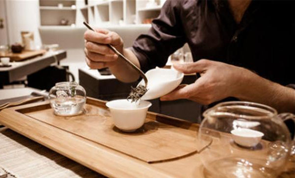 泡水|饮茶时，茶叶的第一泡水脏吗，有必要倒掉吗？