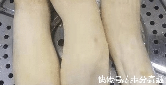 最近我家没少吃这菜，不炒不炖，上锅蒸熟，撕成条，拌上料汁，真香