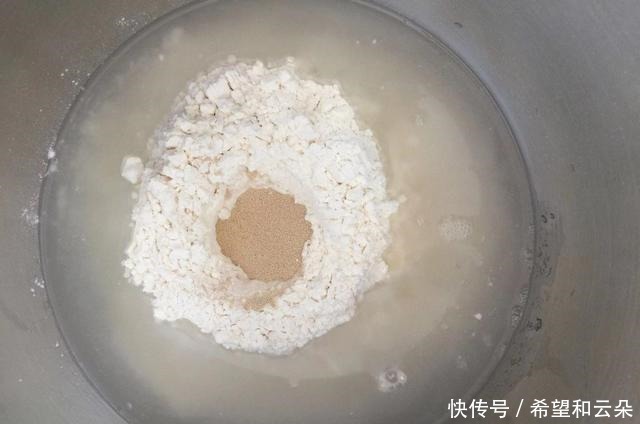 韧性|牛角夹心小面包就这样做,松软香甜,放两天也不硬,孩子超级爱吃