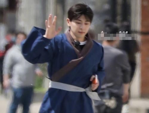 《极限挑战》新一轮录制路透，邓伦生图帅气，我却对霸气李现着迷