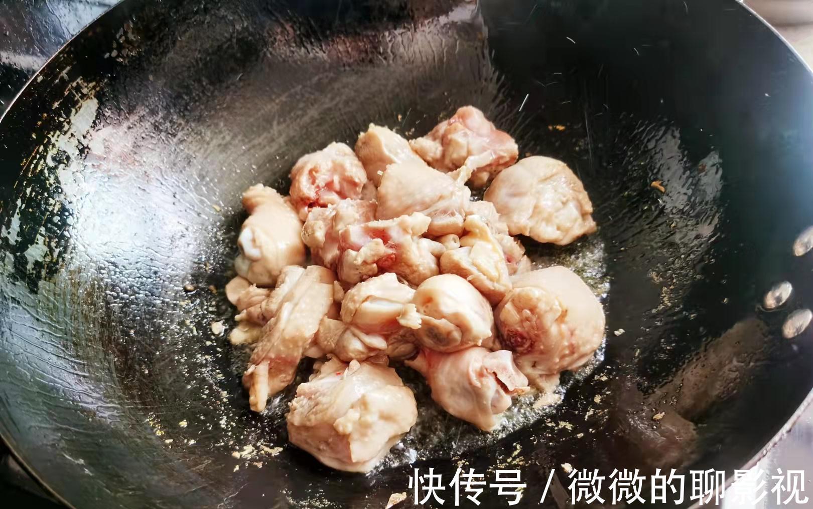 炒鸡肉焯水不焯水?30年大厨教你正确做法,鸡肉鲜香顺口,真美味