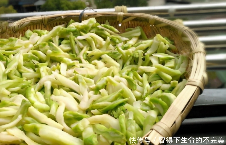 农村大娘把儿菜腌成咸菜,香辣脆爽易存放,做一次能吃2个月