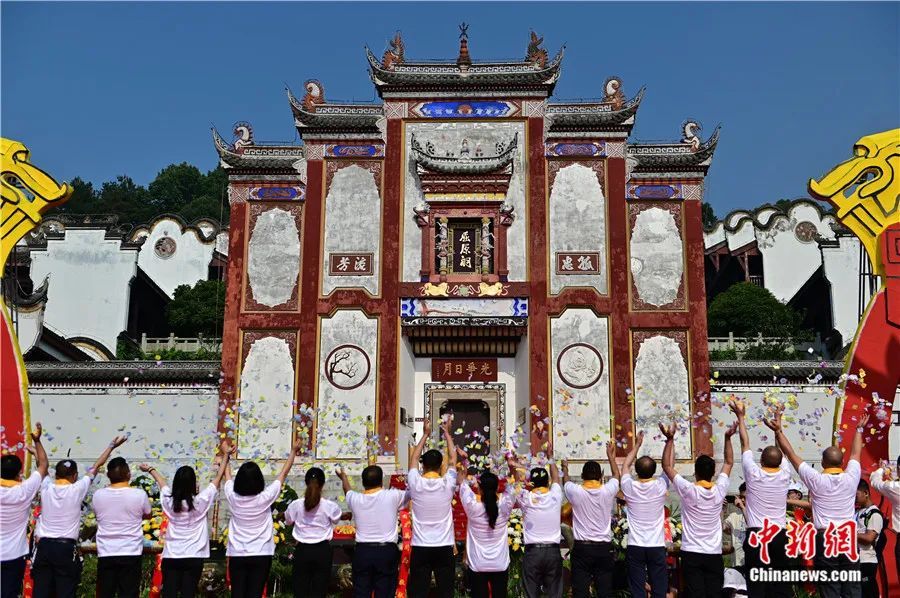 东西问·两岸同祭｜余光中为何说“蓝墨水的上上游是秭归”？