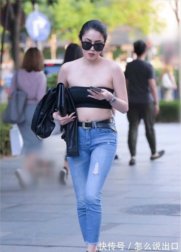 uc 幸好阿姨有这件紧身牛仔裤,不然没人知道她有微胖美