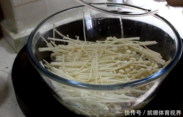 鸡蛋|金针菇吃了30年,头一次见一种吃法,鲜味十足