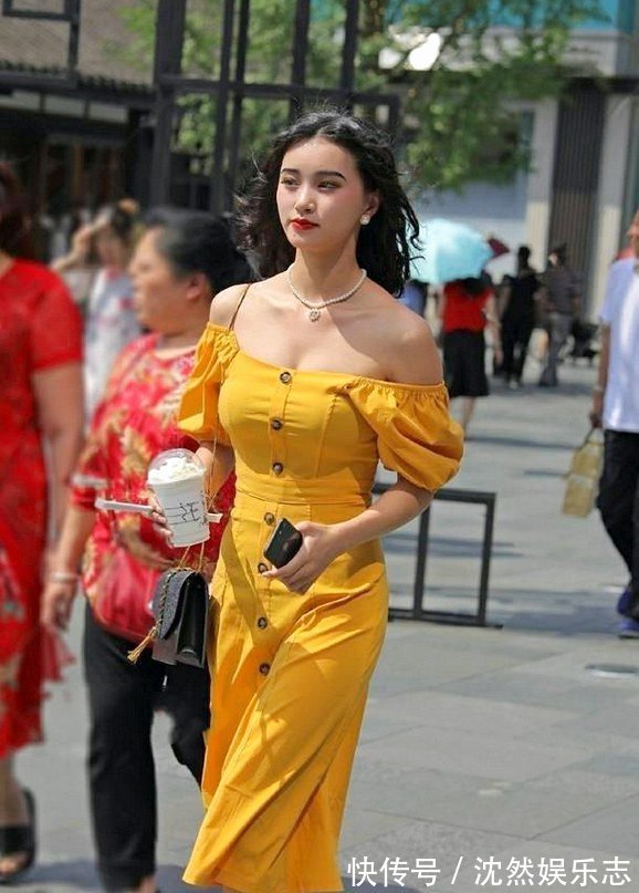 修身 黄色修身连衣裙搭配高跟鞋,炫酷十足