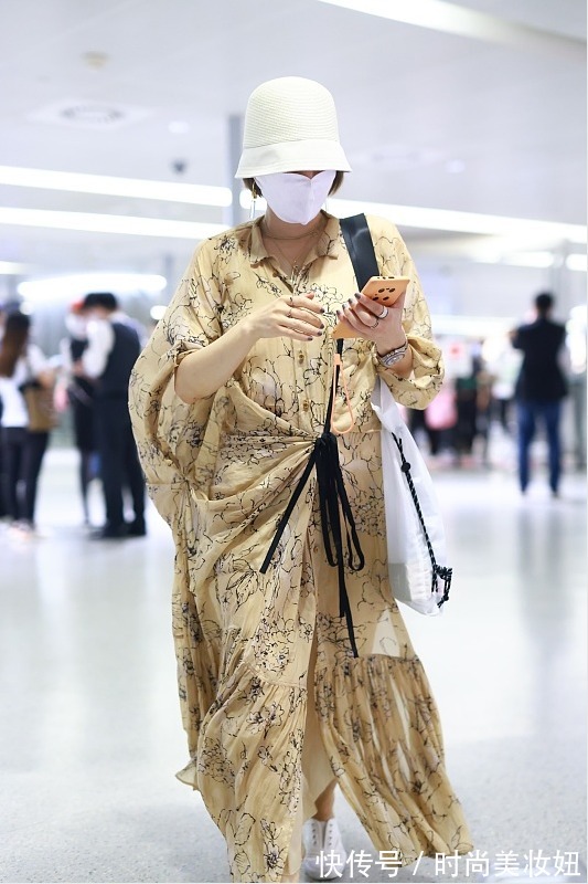 深v领 马伊琍浪费了好身材,“麻袋”连衣裙穿成纸片人,换别人撑不起