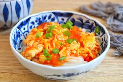 西红柿|酷暑难耐没食欲，我家经常吃这面条，酸爽开胃，蛋香十足汤汁浓郁