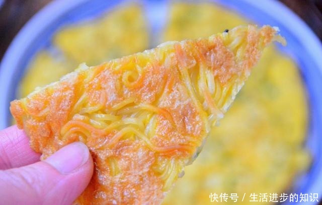 早餐面条这样做，加两鸡蛋平底锅煎一煎五分钟就上桌，解馋还顶饱