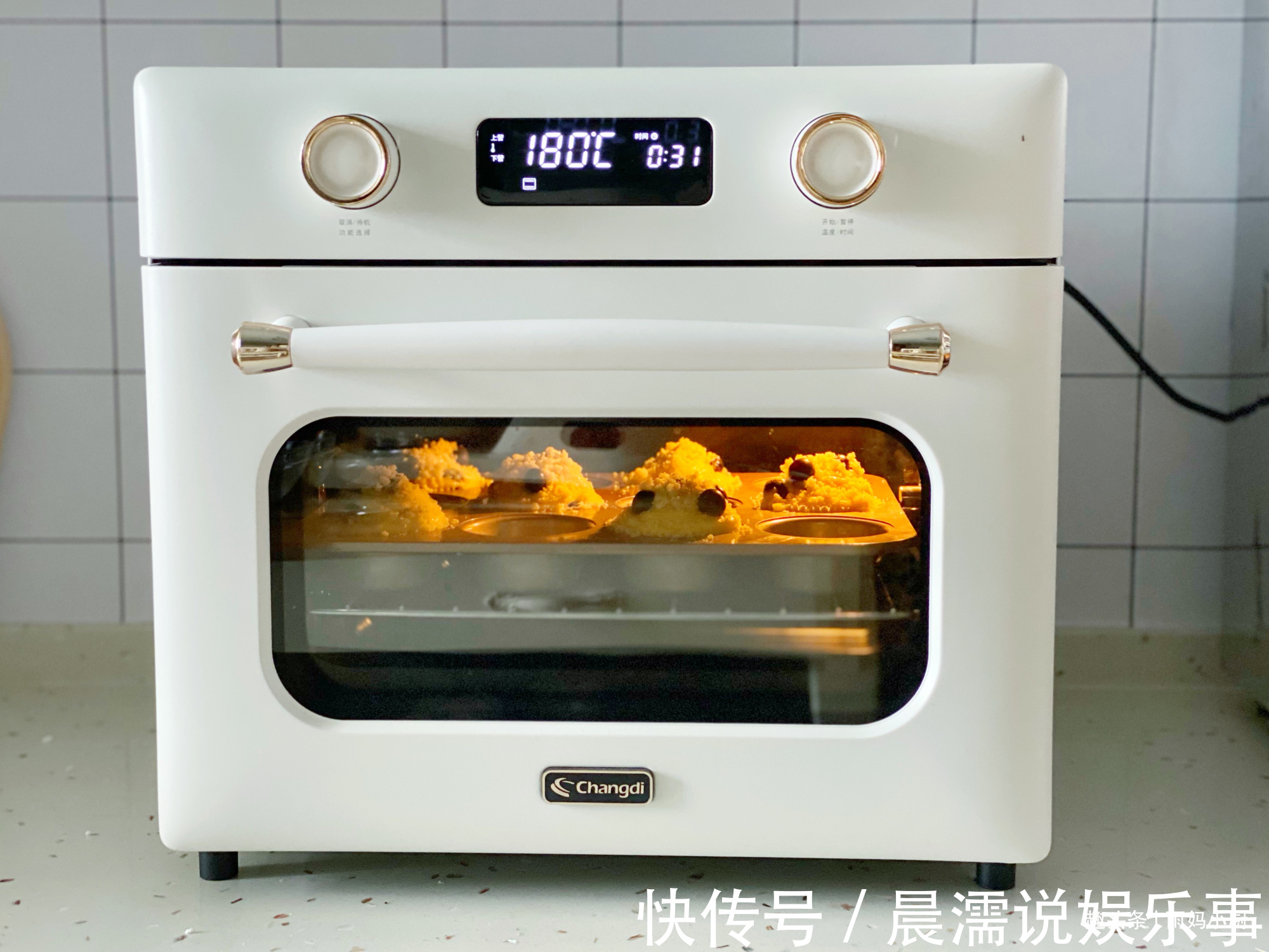 香酥粒|10分钟搞定,爆浆蓝莓麦芬蛋糕,外酥里软好美味,秒杀蛋糕店