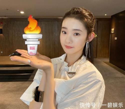 火炬 硬糖少女集体出动传递火炬,其他成员都用手传,唯独刘些宁与众不同