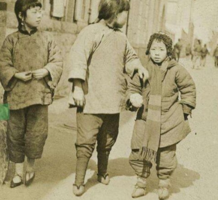  民国小脚女人：靠三寸金莲嫁入豪门，然而每次洗脚都痛的掉泪