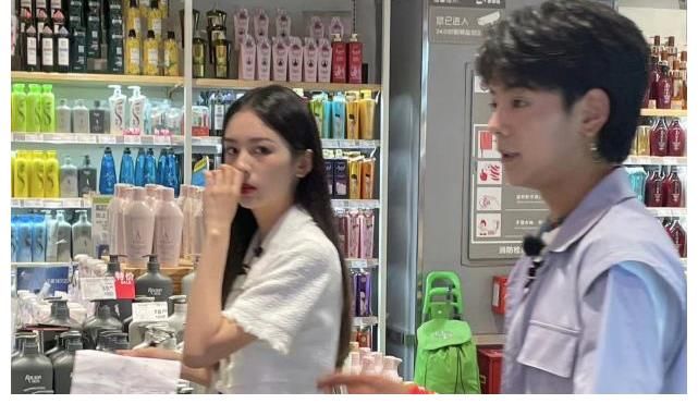 b黃曉明曬美食，有baby喜歡的紅燒肉，疑似小海綿的碗勺呆萌出鏡