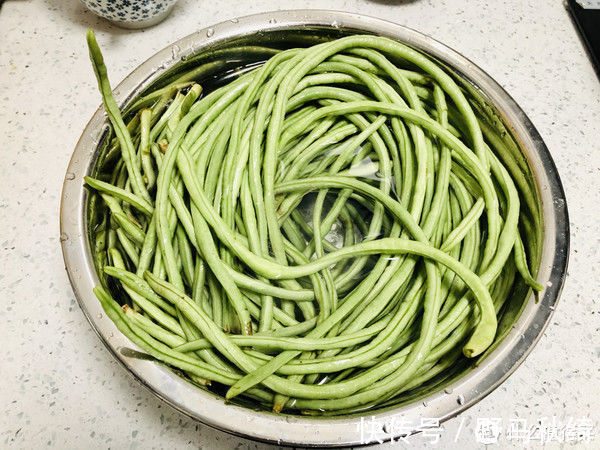 小苏打|夏天遇到此菜我从不手软，一次买几十斤，晒成干菜留着冬天炖肉吃