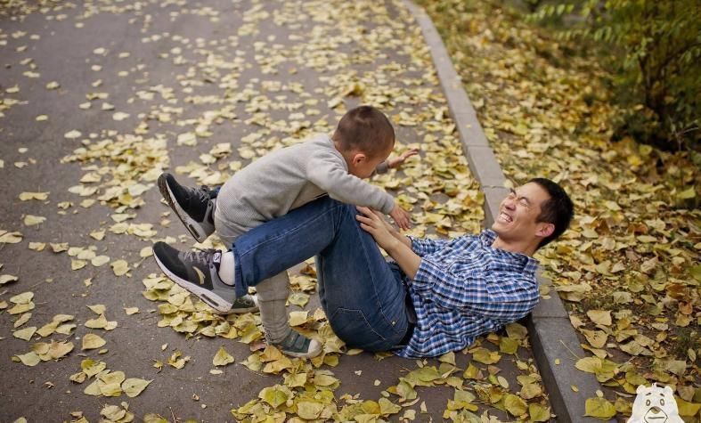 家长|孩子频繁眨眼、揉眼睛要注意!家长必知8大近视征兆