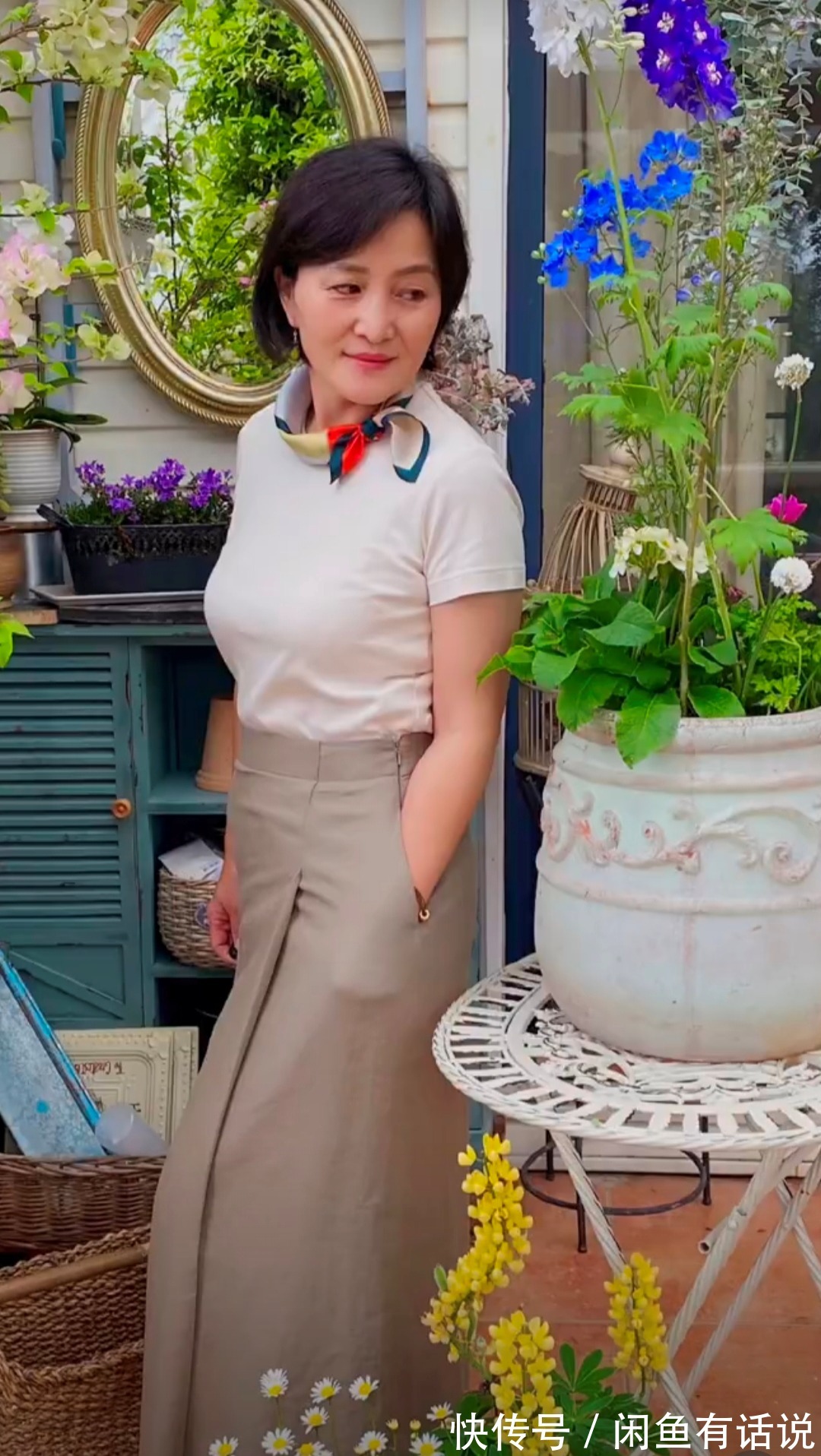 女性|优雅和年龄无关,50岁阿姨的穿搭简约又气质,妈妈们这样穿真好看