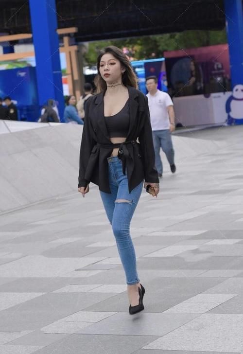 深色上衣搭风衣，看着也很凉爽，牛仔裤融合了乞丐风元素更时尚