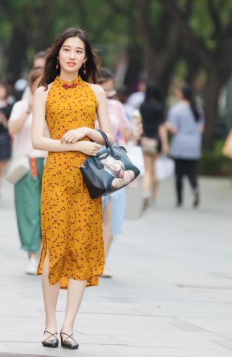 短袖|街拍美女身穿黑色的短袖,搭配着天蓝色的牛仔裤,很完美