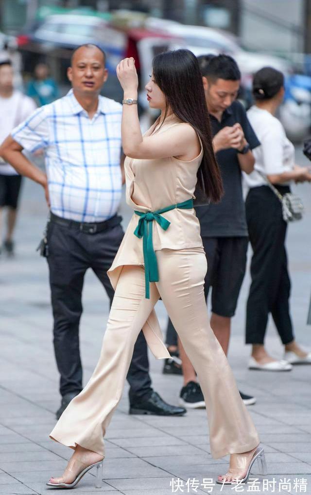 套装|街拍:套装免去了服饰搭配的烦恼,轻松穿出飘逸感和高级感