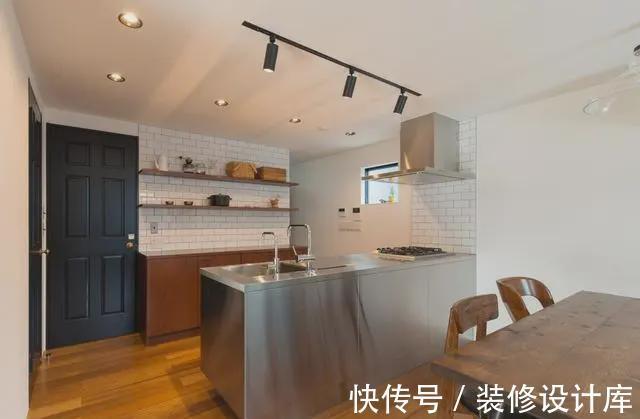 胡桃木床|爸妈买的小复式楼，楼上楼下125平，加上落地窗住两家人都不挤！