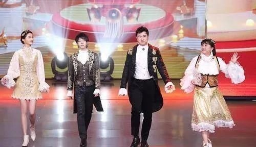 宋亚轩依旧是王牌局外人，收官聚会坐在边上，距离让人心疼！