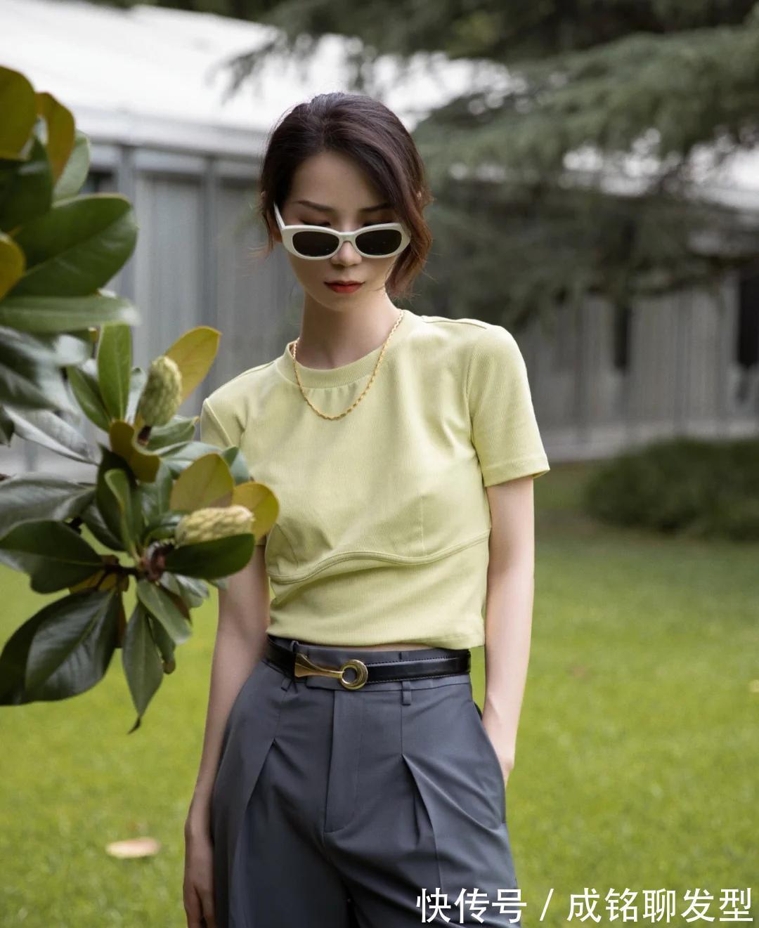短袖|夏季谁还没几件T恤?学学这几个搭配小技巧,普通短袖也有高级感