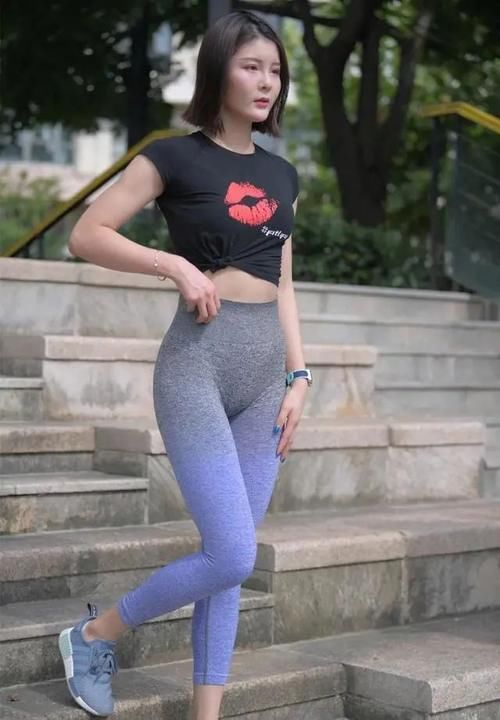 时尚 穿着蓝色瑜珈裤的时尚女生,收腹提臀效果好,百搭显瘦还时髦