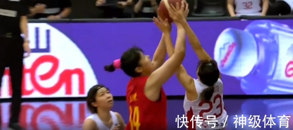 中国女篮|李缘无奈控球12秒、李月汝遭乔丹式抢断，中国女篮真的被看透了