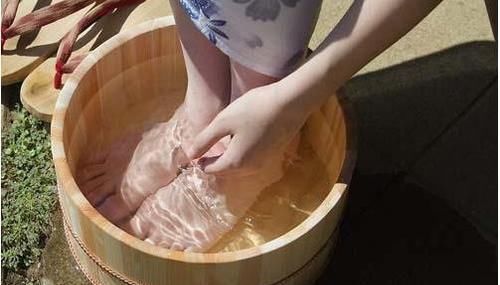 中老年人|泡脚特别养生,但你做错或许不止一次,几个细节该知道了